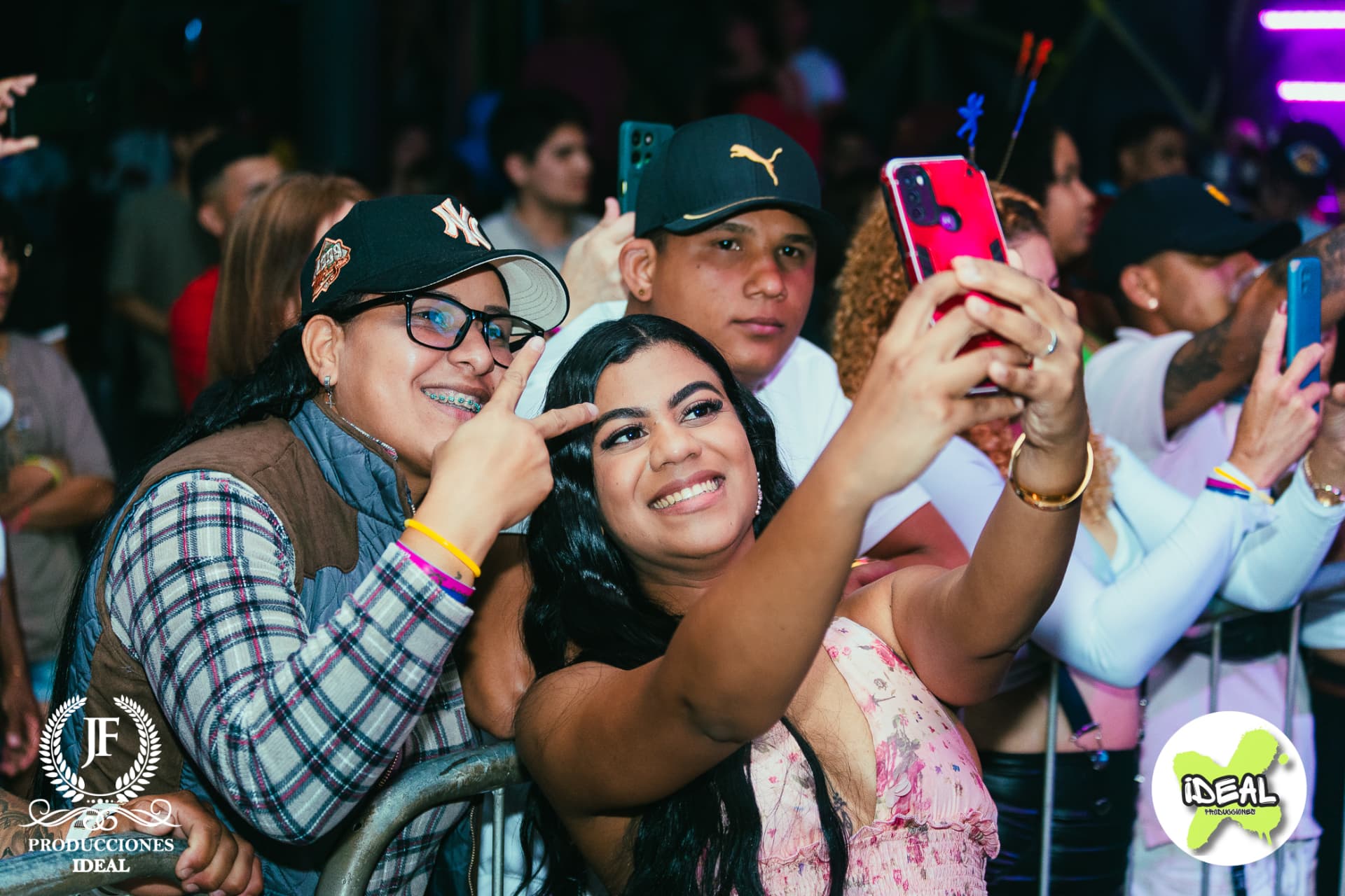Amigos registrando uma noite de festa