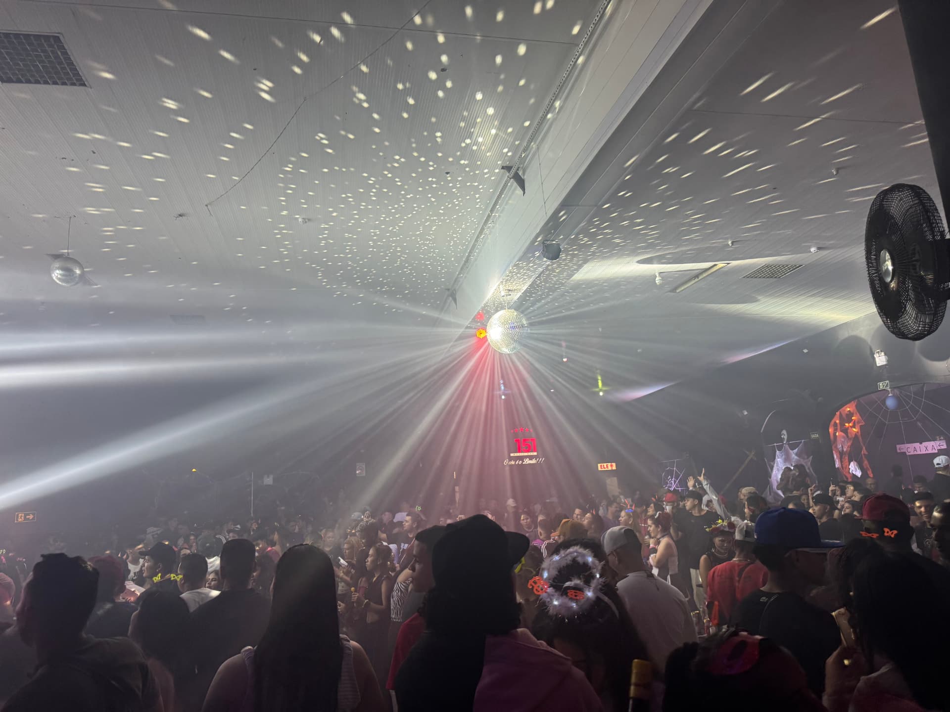 Iluminação sobre o público na pista de dança