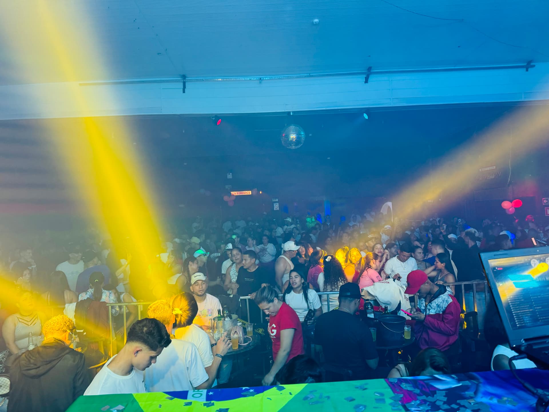 Festa com pista cheia e iluminação vibrante