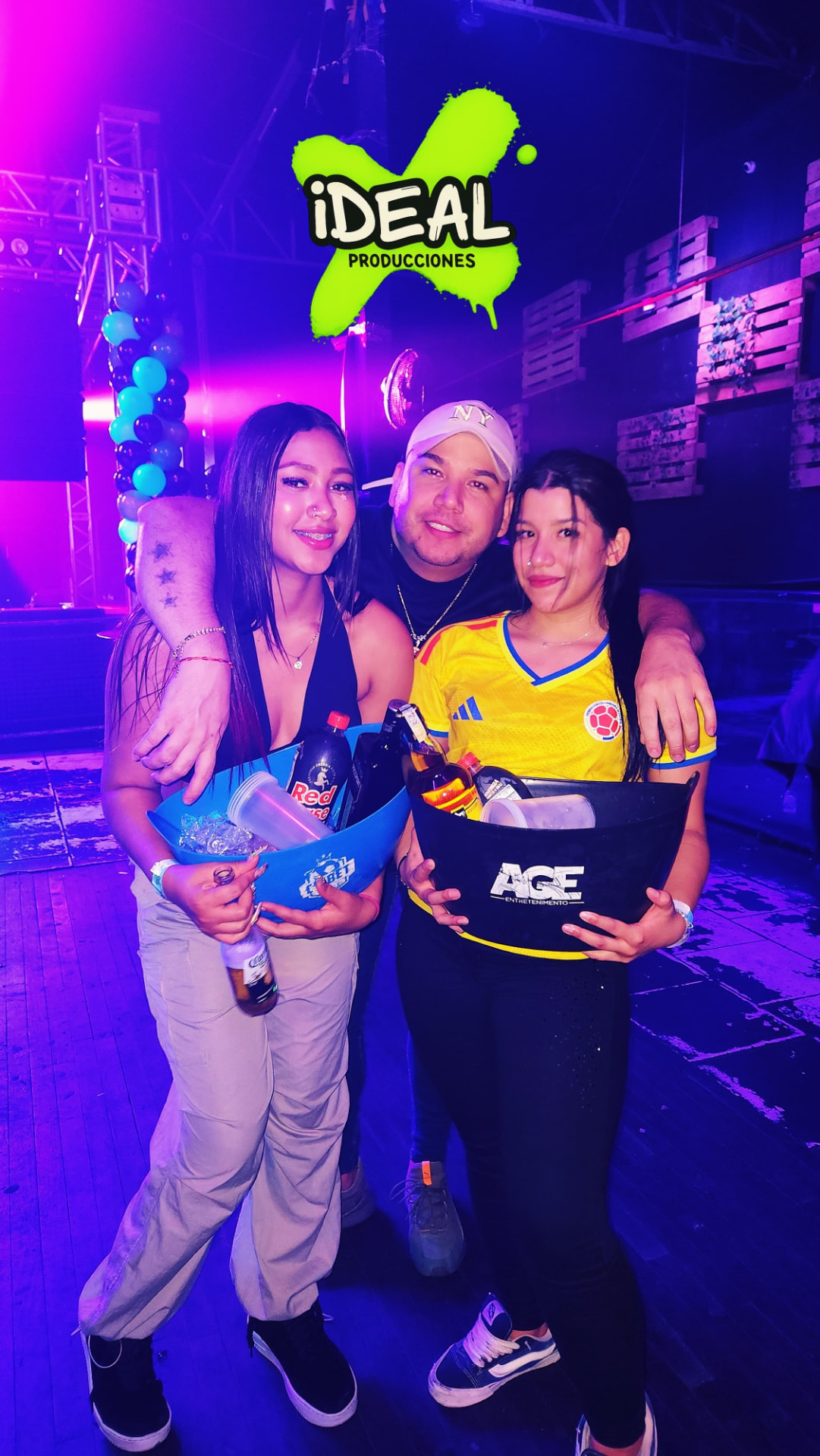 Participantes celebrando em evento da Ideal Producciones